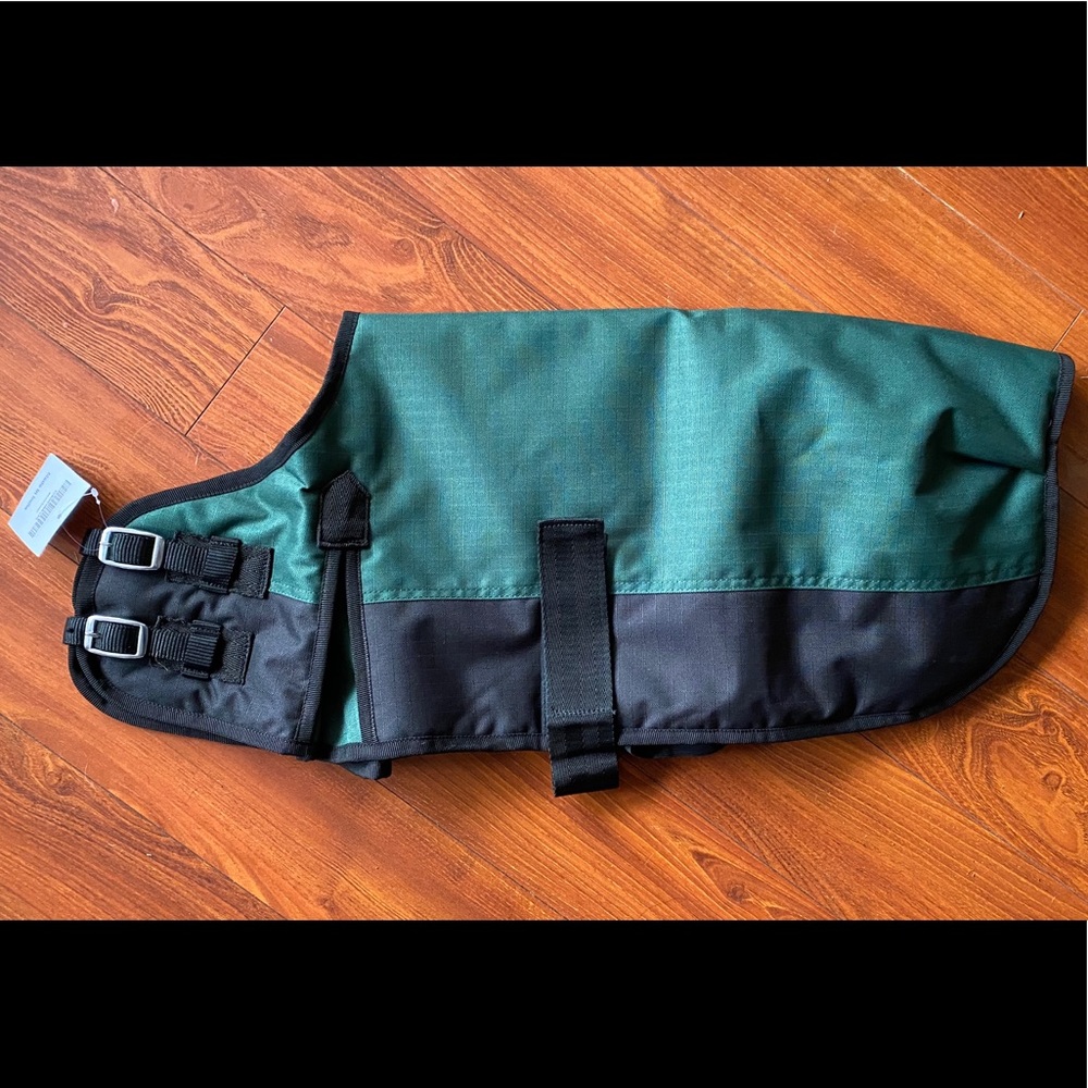 NWT Large Hunter Green Waterproof And Breathable Dog Blanket